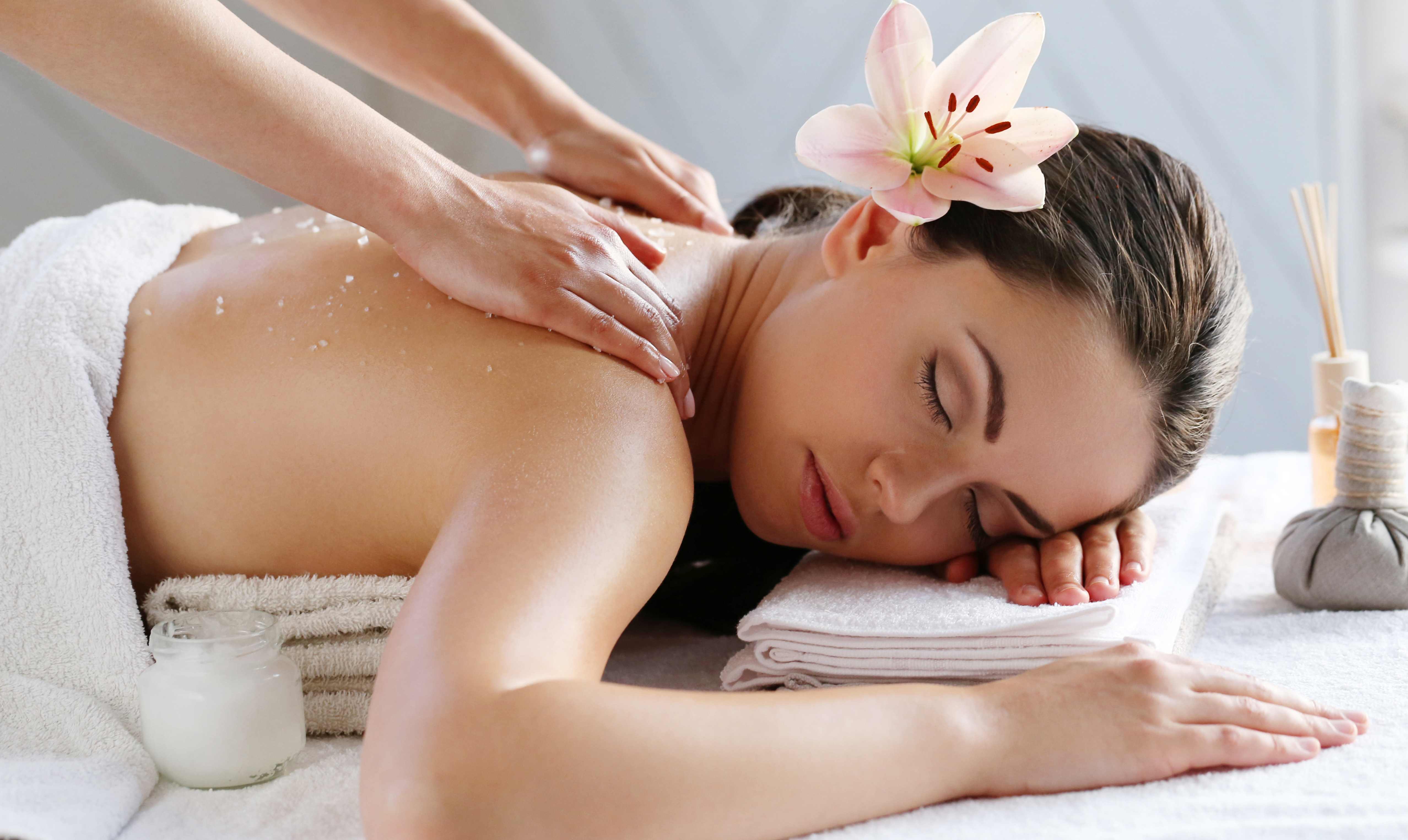 Frau bei der Massage