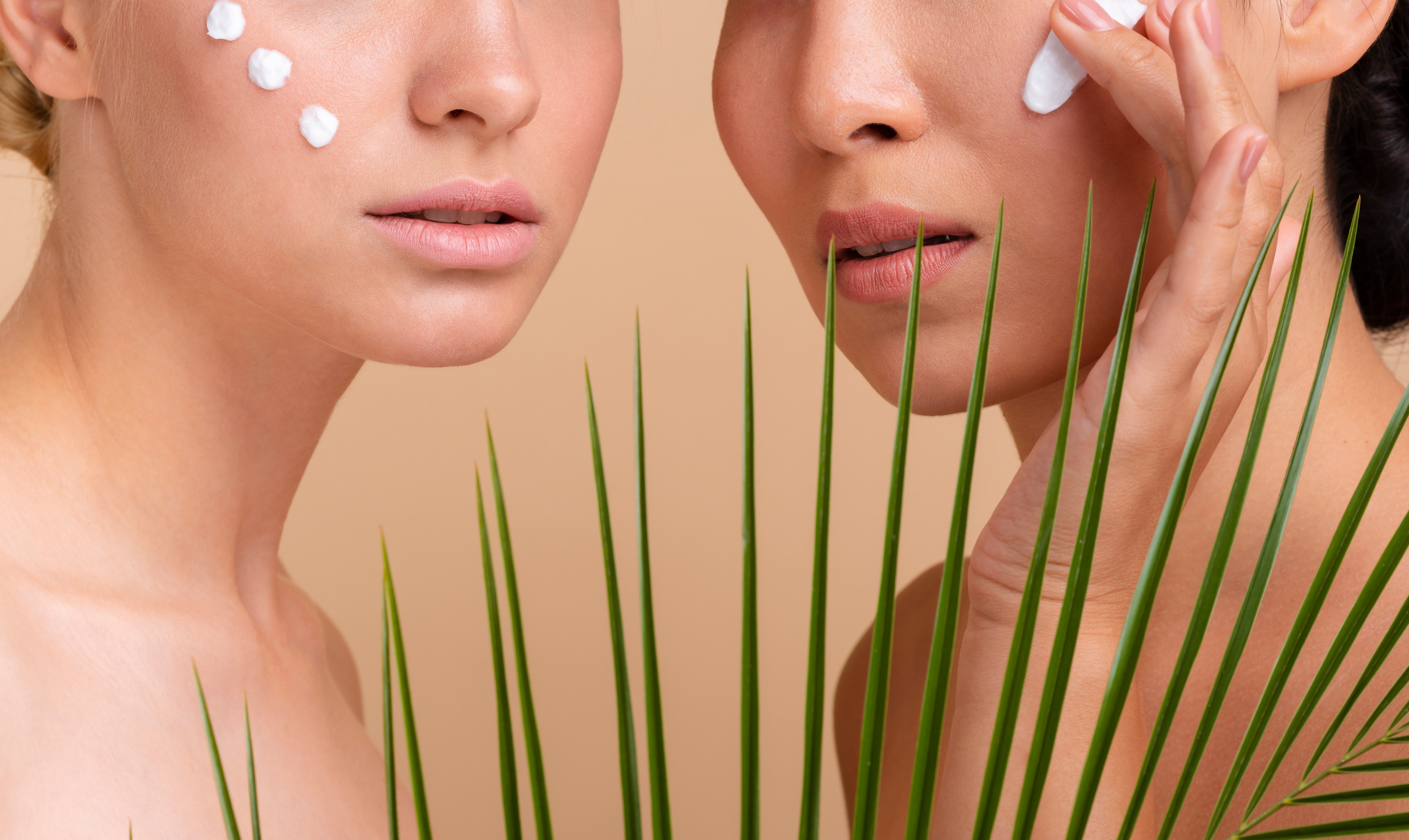 Zwei Frauen hinter einer Pflanze