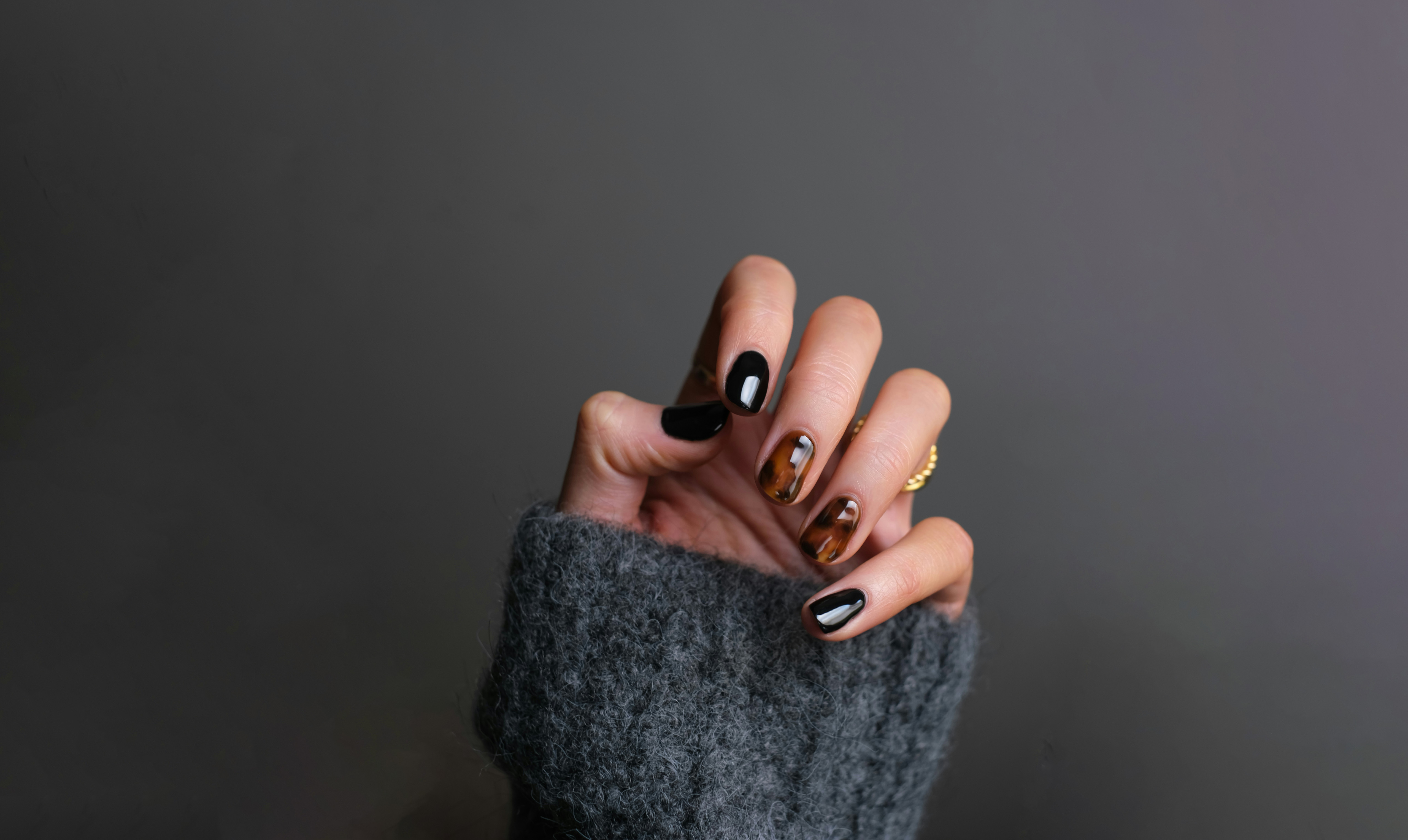 Hand mit gemachten Nägeln