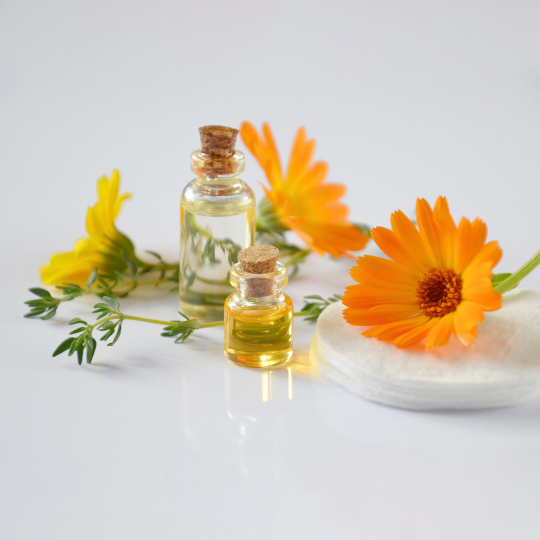 Öle mit Sonnenblumen auf einem Tisch